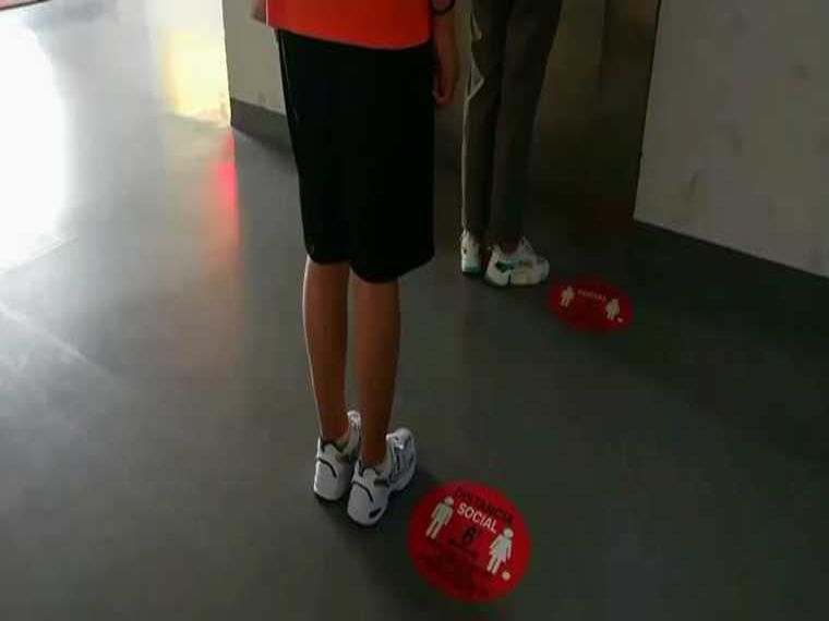 橙色社交距離貼